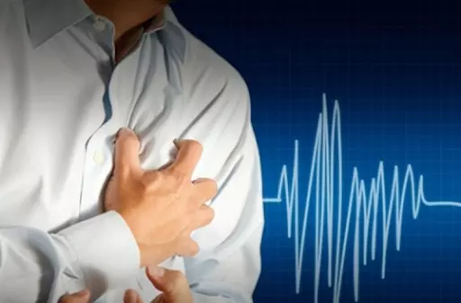 Rối loạn nhịp tim thường gây hồi hộp, trống ngực, bồn chồn.webp